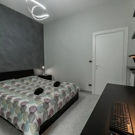 Tra Porta Susa E Piazza Statuto -cortile Interno- * Τορίνο