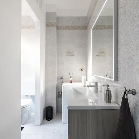 Tra Porta Susa E Piazza Statuto -cortile Interno-